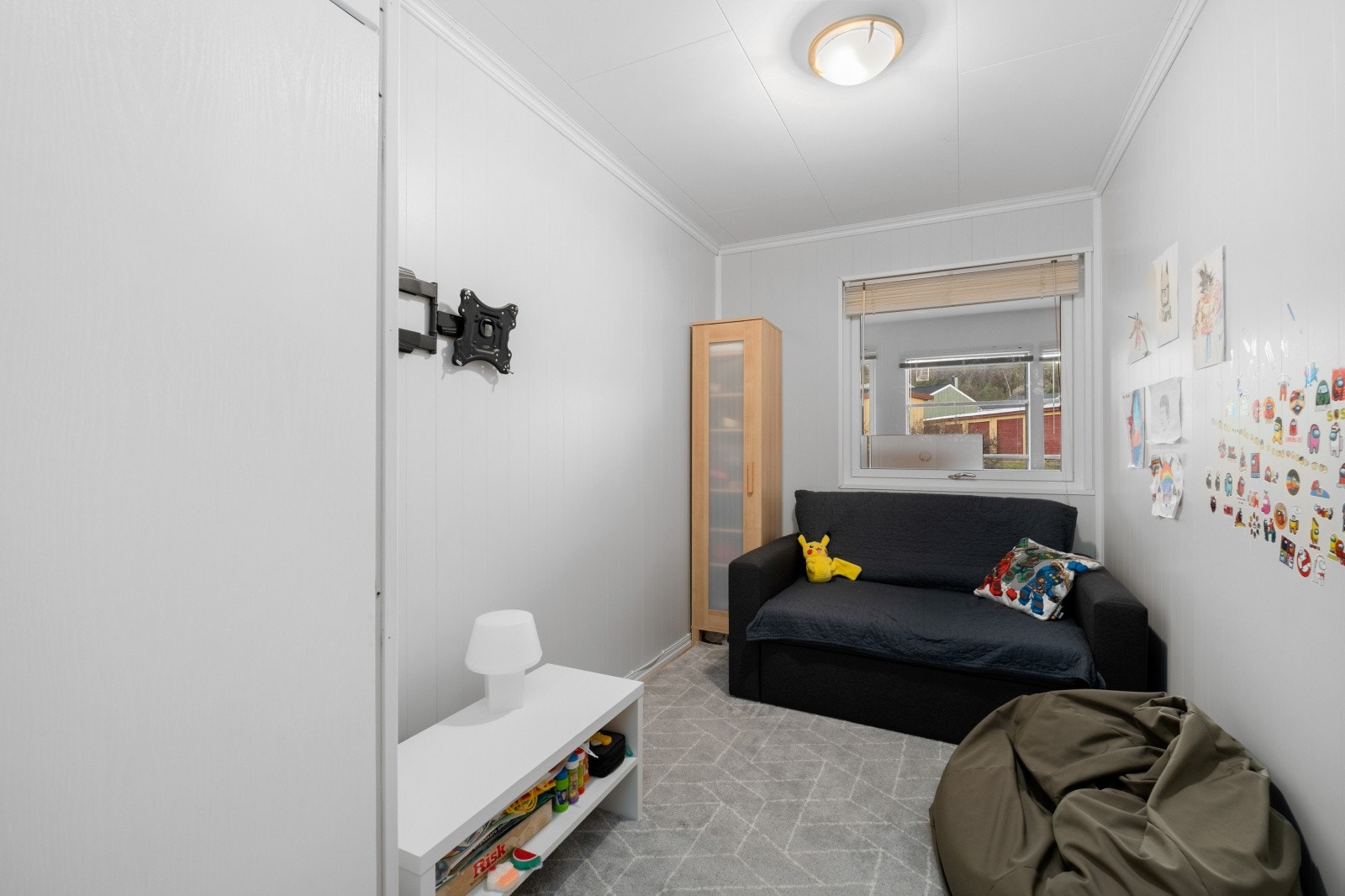 Filmrom, i dag innredet som soverom. Ikke godkjent som soverom. Galleribilde