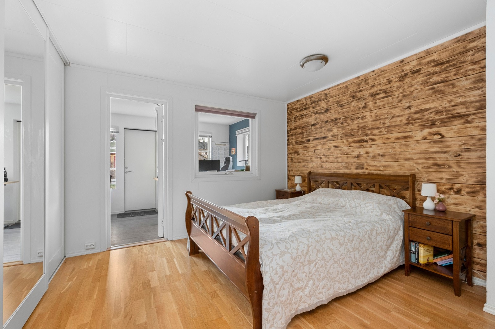 Garderoberom, innredet som soverom. Ikke godkjent til soverom. Galleribilde