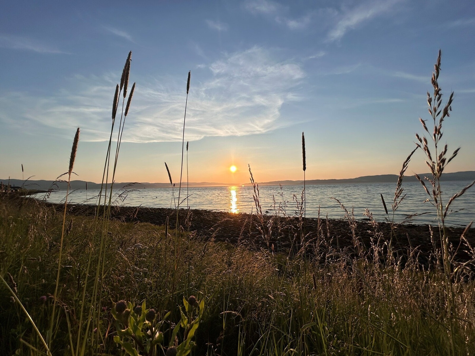 Boligen har en flott beliggenhet rett i nærhet av natur og sjø. Galleribilde