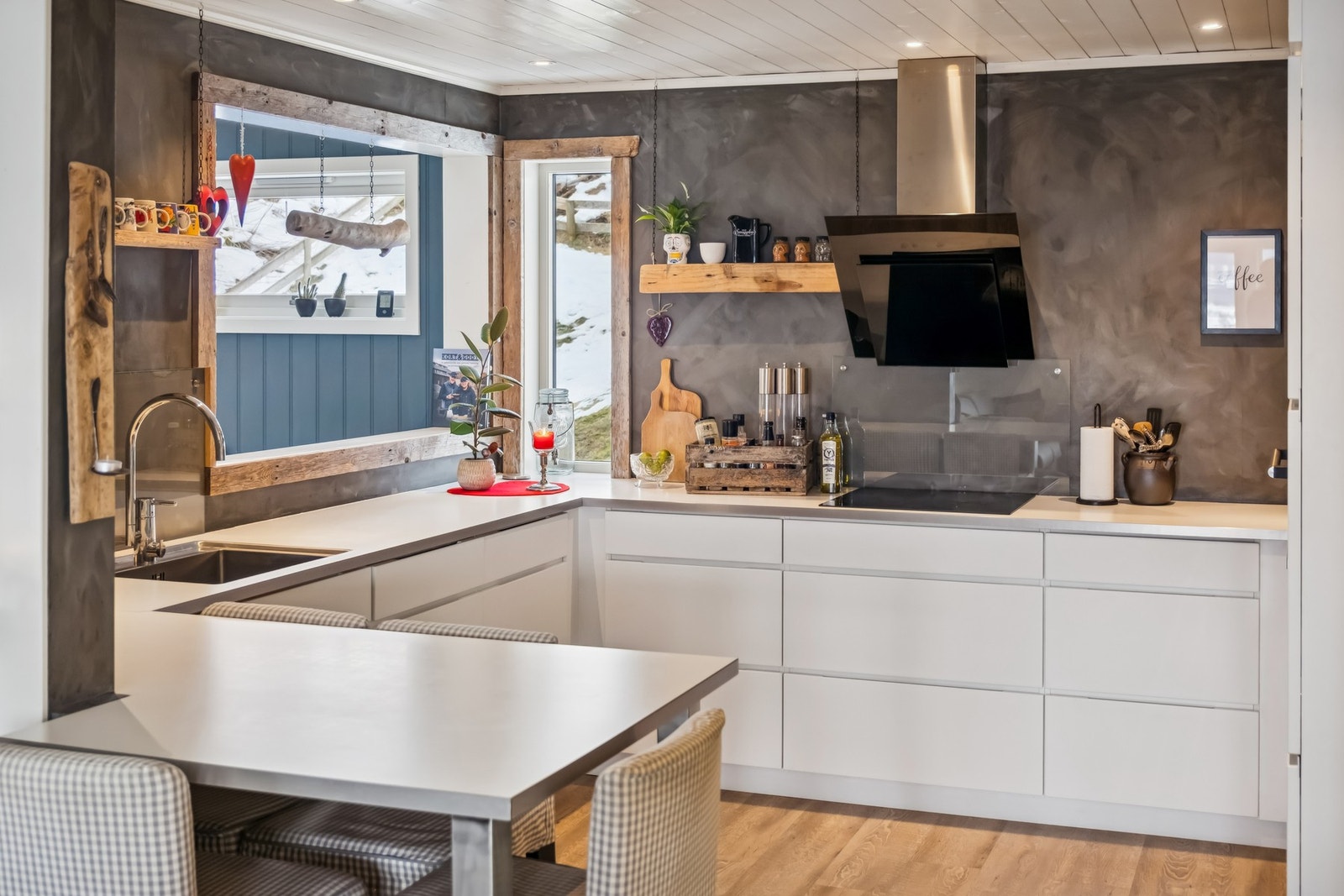 Romslig kjøkken med lyse overflater. Galleribilde