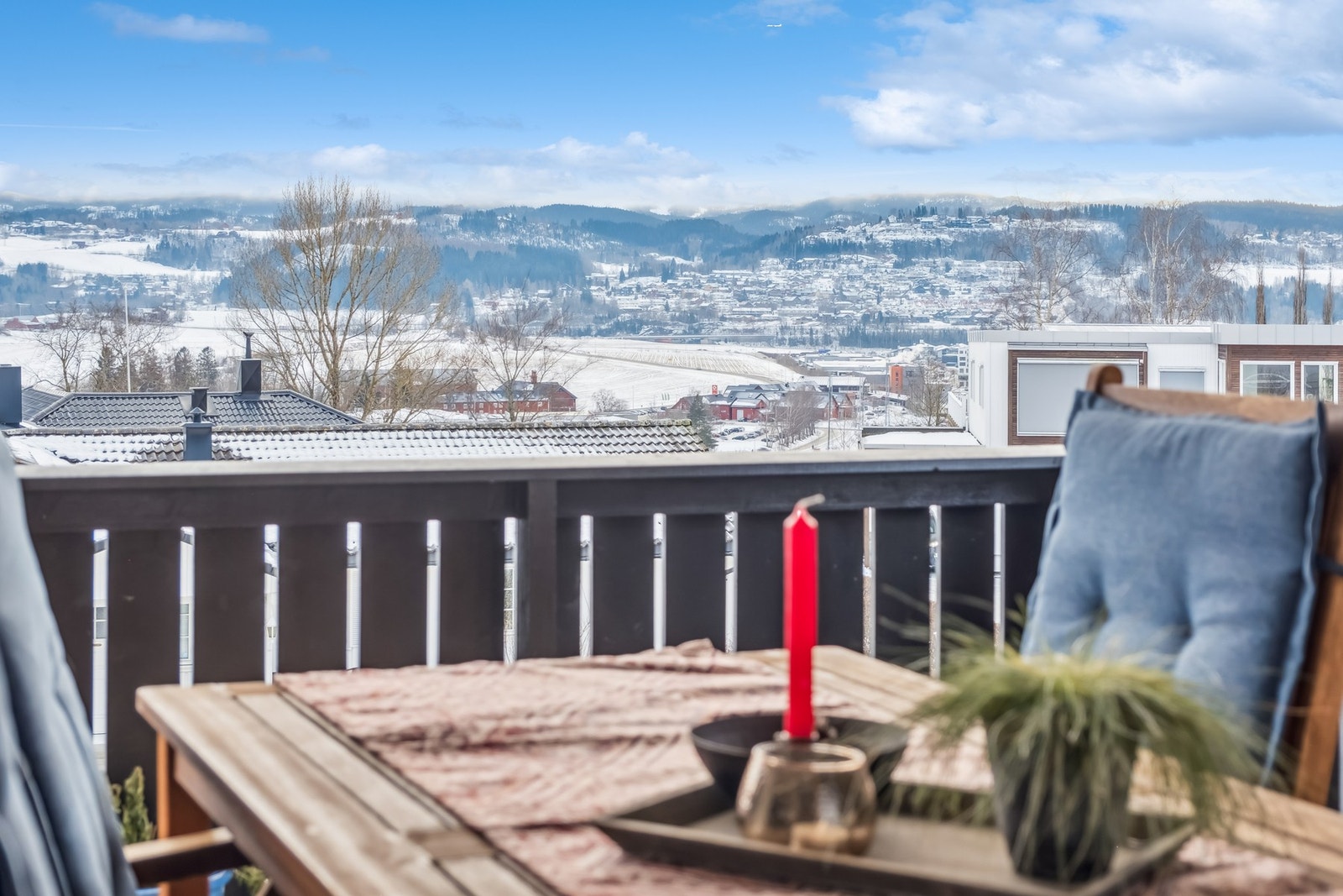 Fra verandaen har man god utsikt. Galleribilde