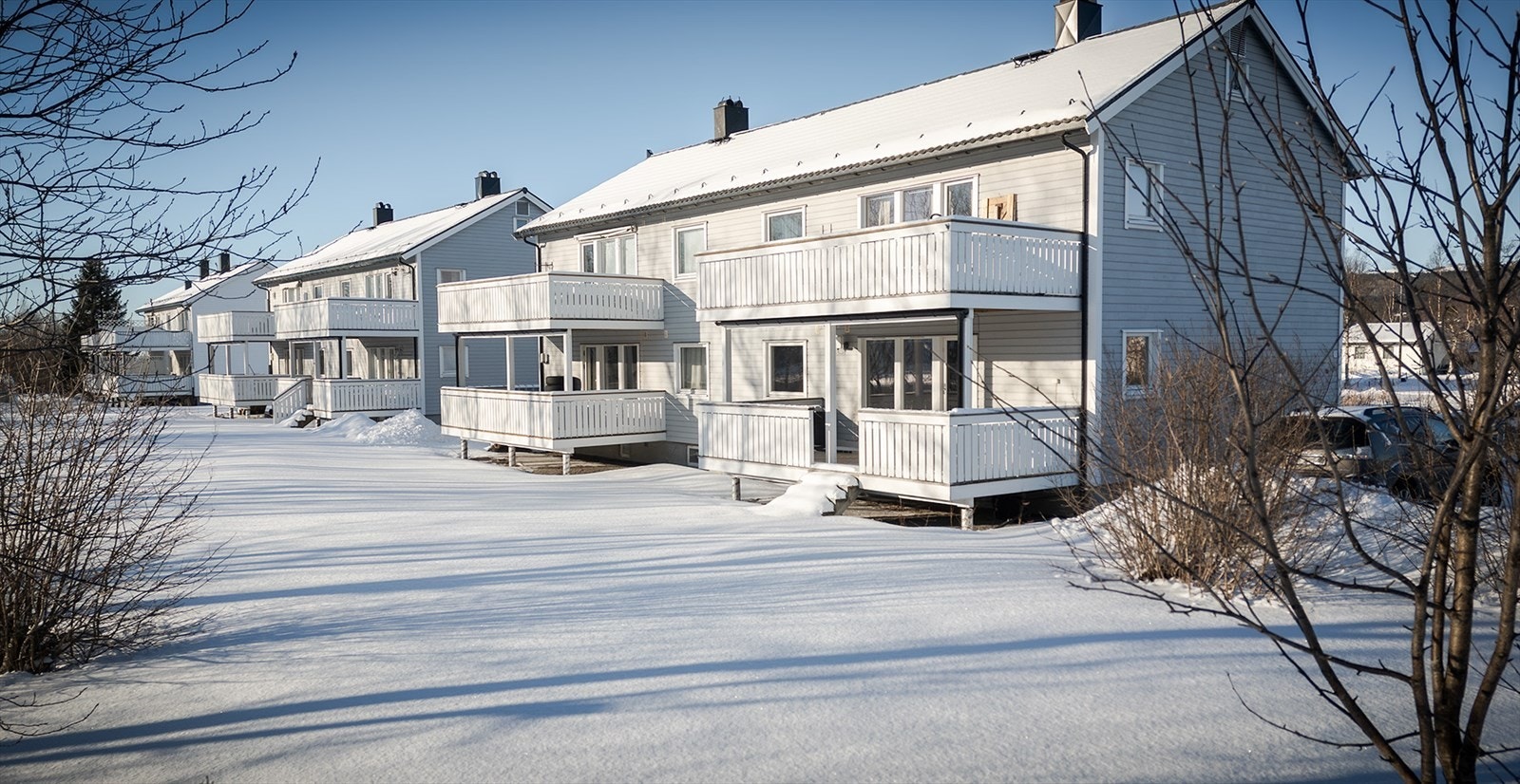 Velkommen til Myrveien 1. Leilighet i 1. etg med sentral beliggenhet. Leiligheten sees rett frem på bildet. Galleribilde