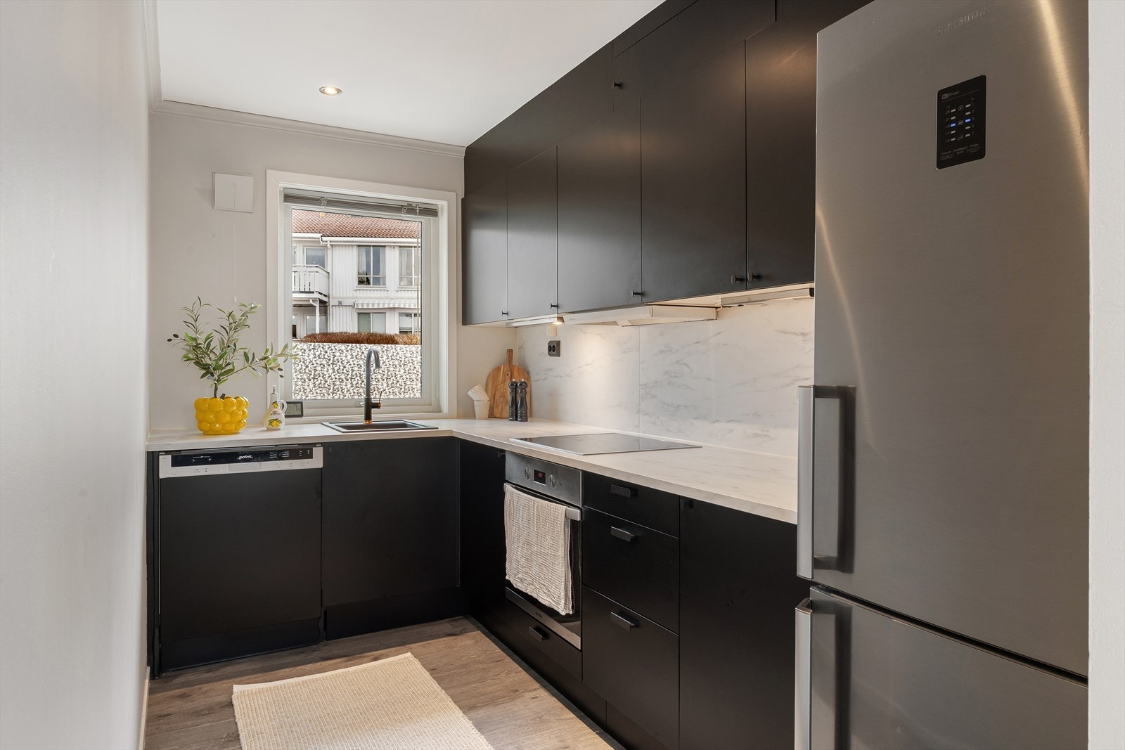 1. etasje - Kjøkken - Foliert sort Galleribilde