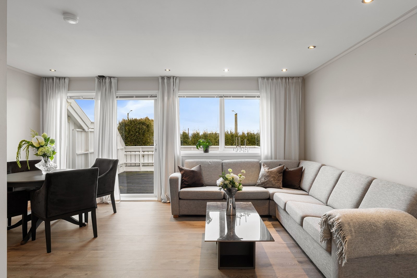 Lun og stilren stue Galleribilde