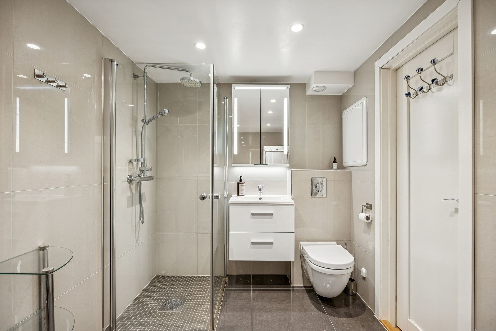 Flott flislagt bad med gulvvarme. Galleribilde