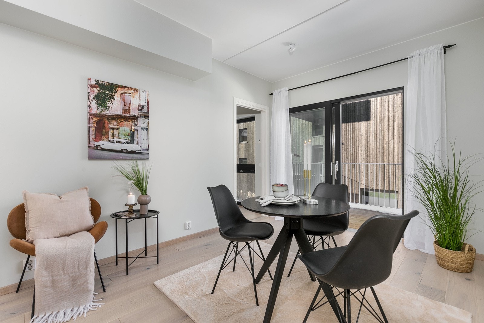 Fin avsatt plass til å sette inn et større spisebord i ene enden av stuen Galleribilde