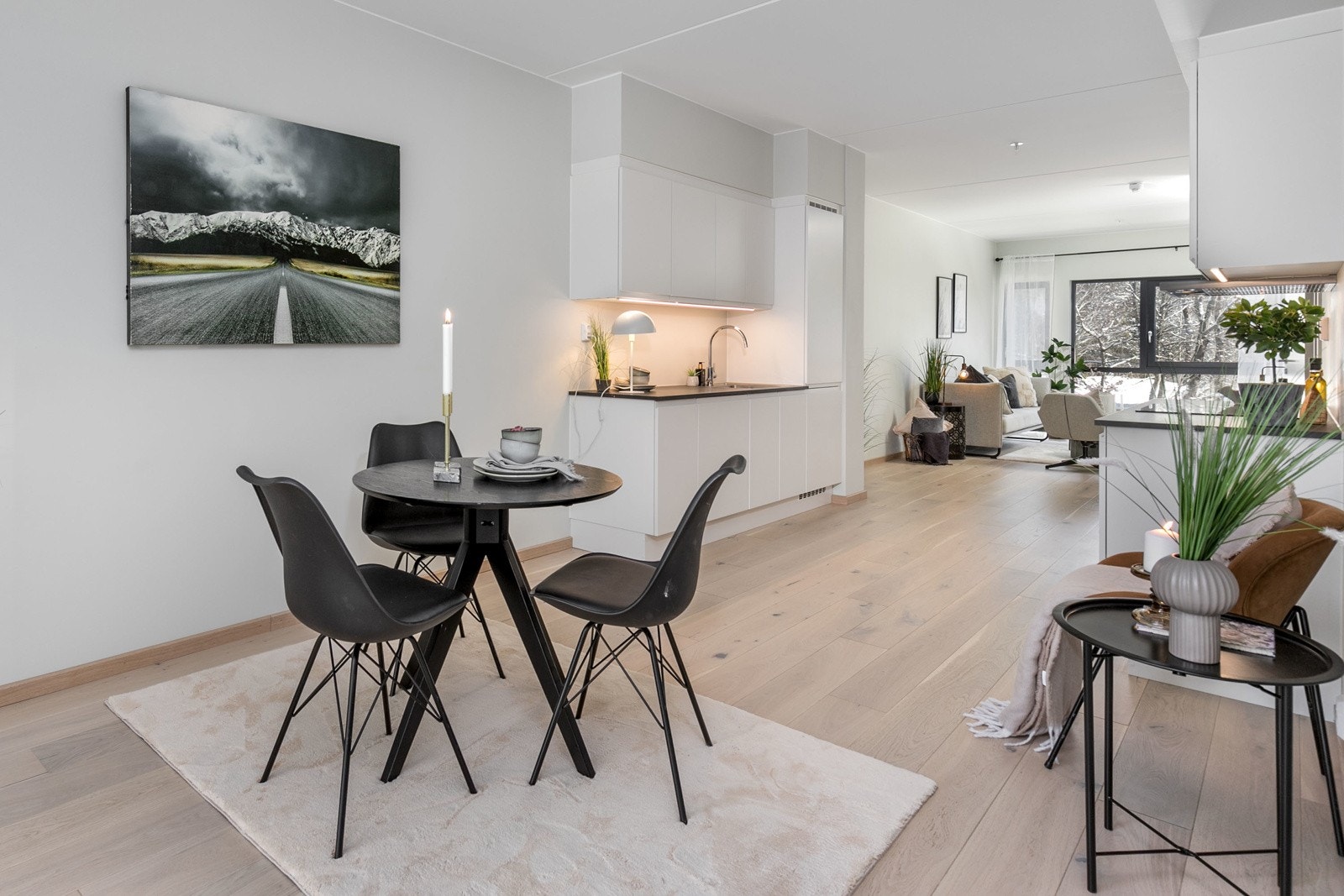 Fin avsatt plass til å sette inn et større spisebord i ene enden av stuen Galleribilde