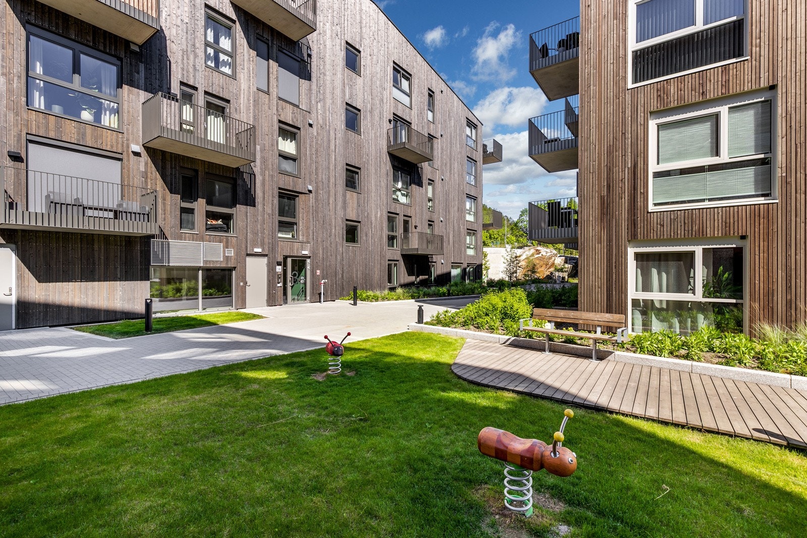 Sameiet har flotte og pent opparbeide fellesarealer. Videre kan man leie sameiets selskapslokale "Skolestua" for private arrangementer. Galleribilde