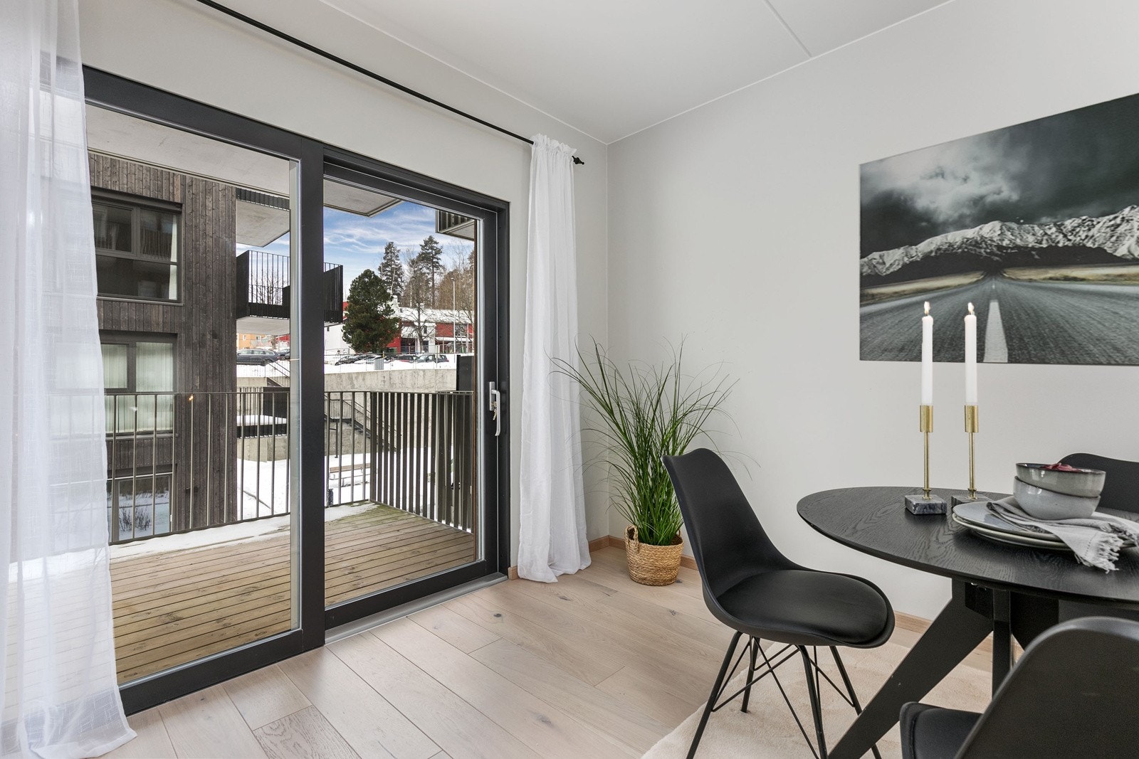 Utgang til flott balkong fra stuen Galleribilde