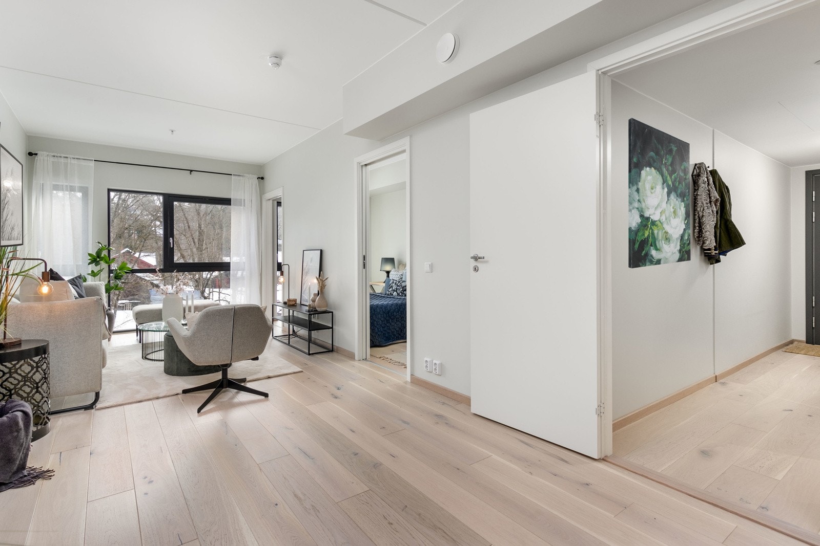 De store vinduene sørger for fint med lysinnslipp i boligen. Fra gangen har man rask tilgang til de øvrige rom. Galleribilde