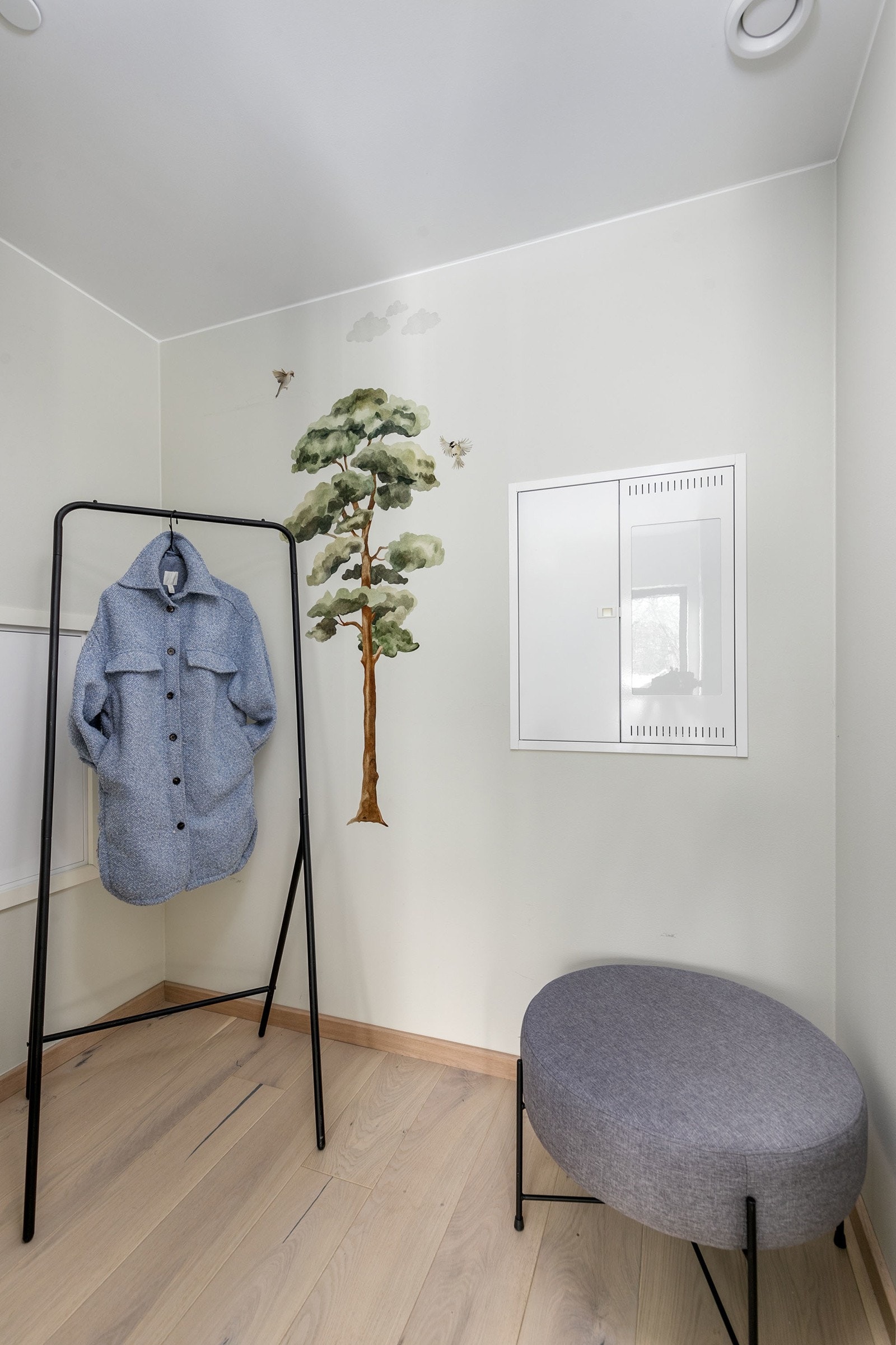 Praktisk garderoberom i tilknytning til hovedsoverommet Galleribilde