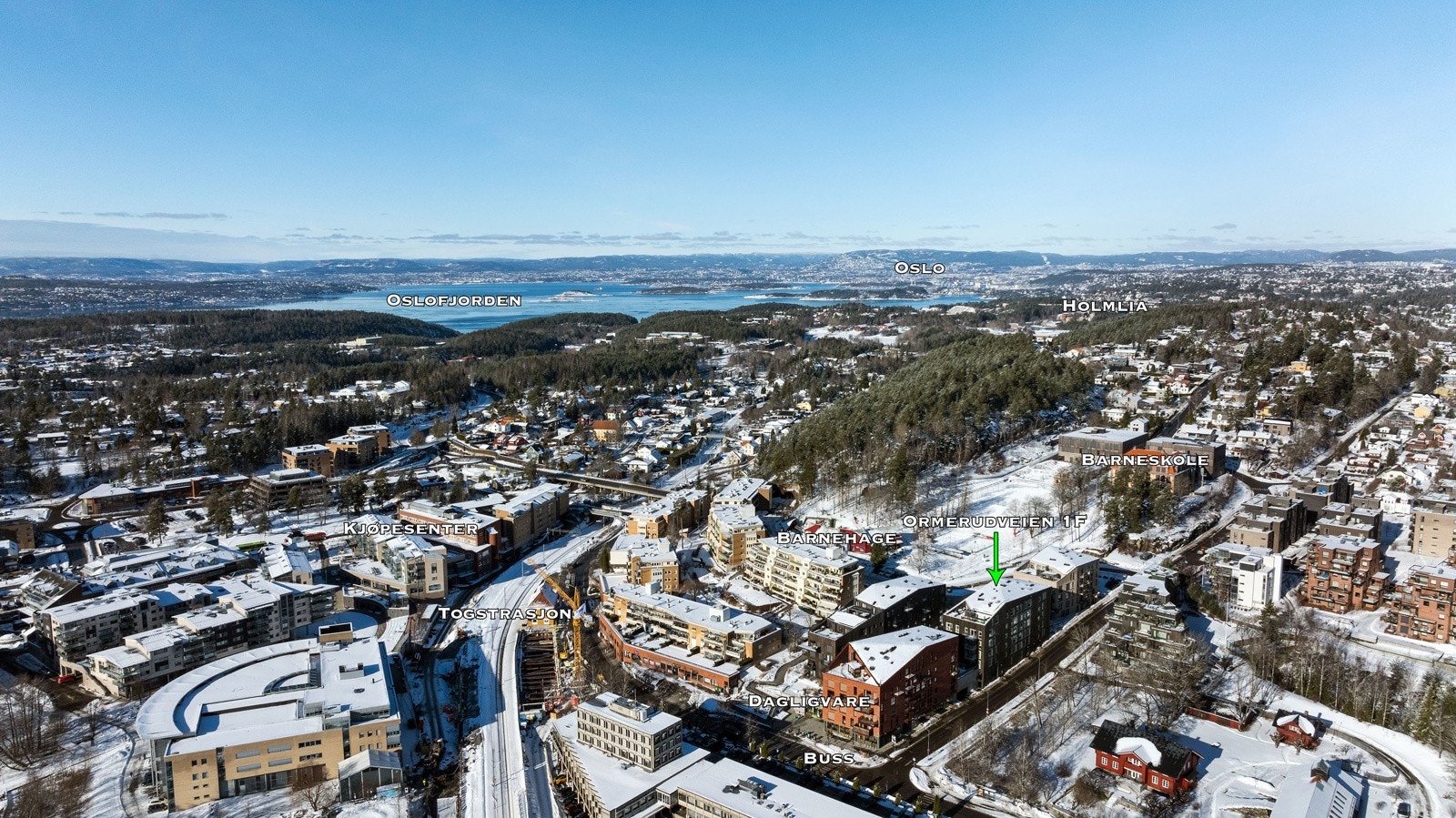 Kolbotn Torg alene huser rundt 60 butikker og spisesteder, i tillegg til helserelaterte og øvrige servicetilbud. Rett ved finner du Kolbotnvannet - et fredelig og naturskjønt område med gangstier, benker og en hyggelig bryggekant. Galleribilde