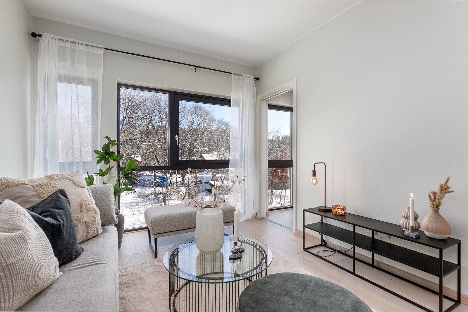 God takhøyde på 2,63 m i stuen sørger for at leiligheten oppleves som lys og luftig Galleribilde