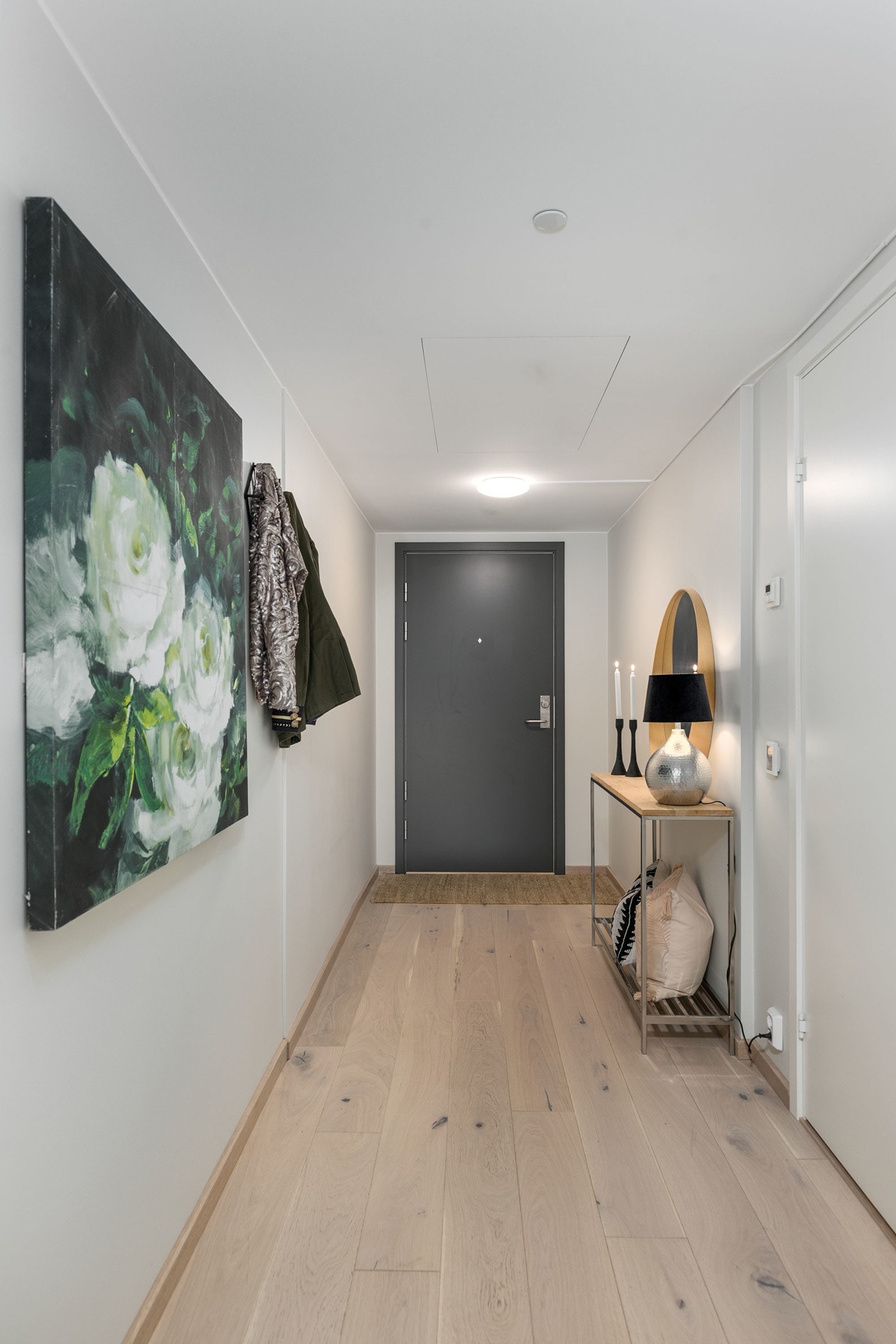 Flott entré med lys parkett på gulv og lysmalte vegger. God avsatt plass til garderobeløsning. Galleribilde
