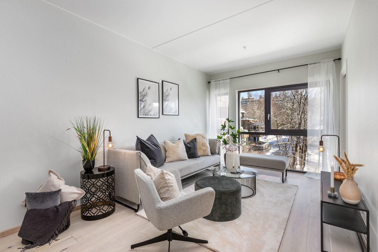 Leiligheten er delikat med lyse og tidsriktige farger. Lys hvitpigmentert enstavs eikeparkett er gjennomgående for alle oppholdsrom Galleribilde