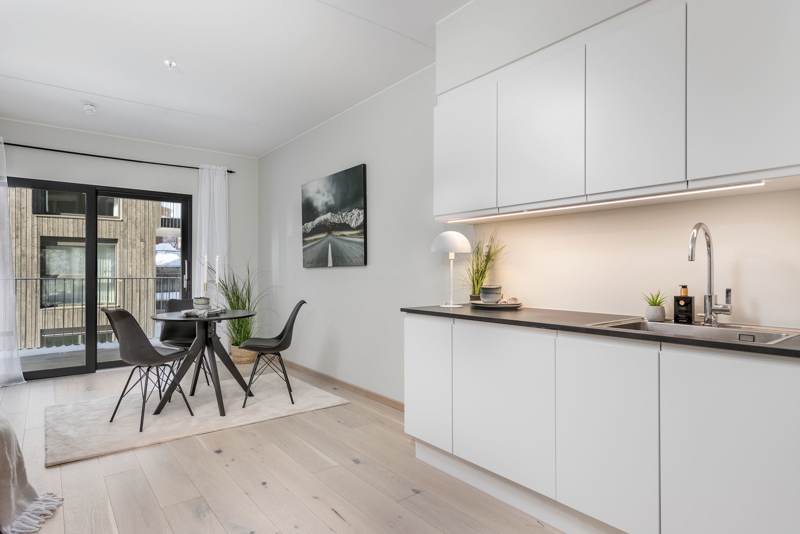 Benkeplate av laminat samt nedfelt 1-kums vask. Ventilator over kokesone. Kjøkkenet har flotte integrerte hvitevarer som kjøl/frys, oppvaskmaskin, platetopp og stekeovn. Belysning under overskap. Galleribilde