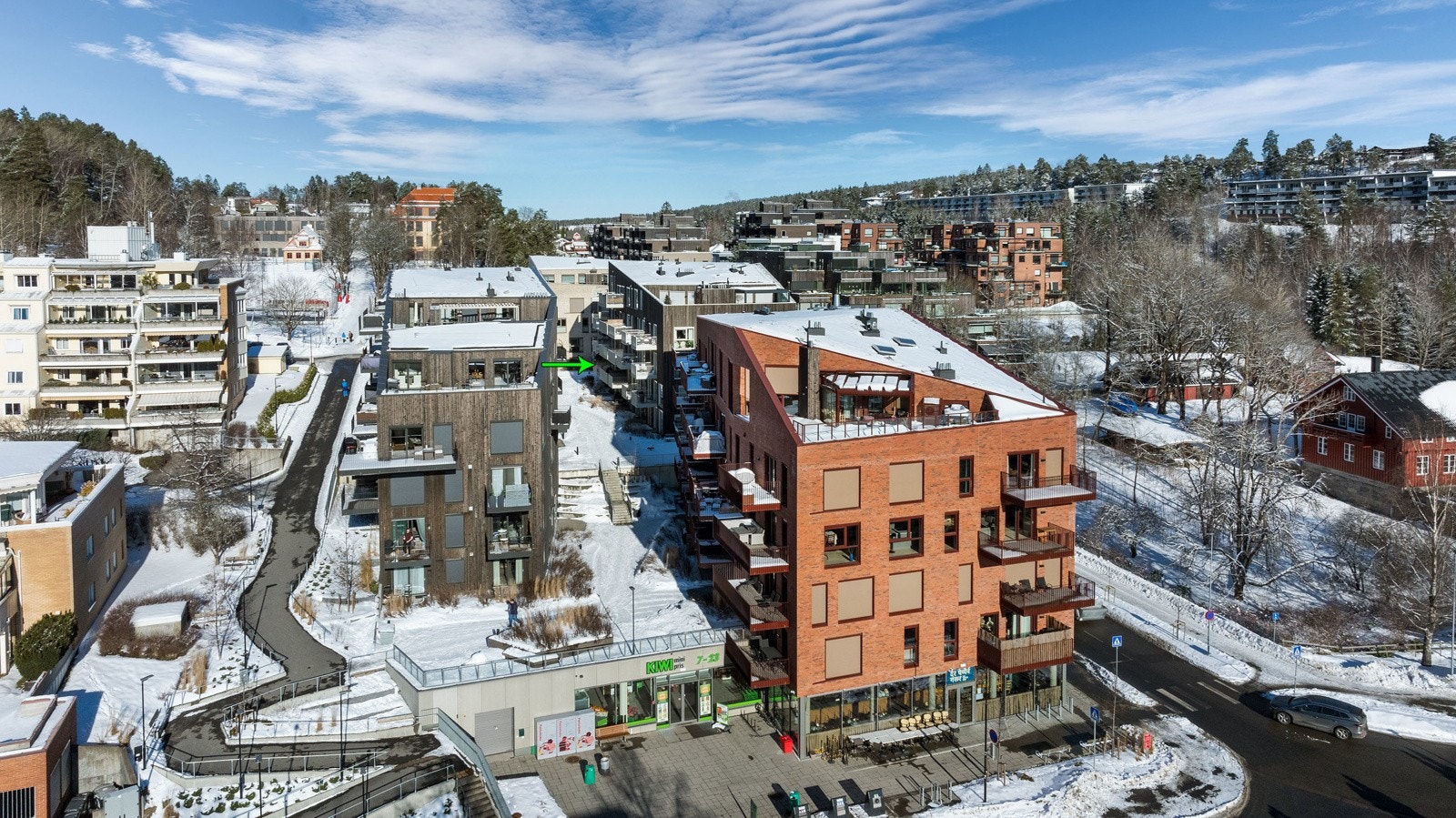 Leiligheten er plassert midt i hjertet av Kolbotn i Nordre Follo kommune, med kort gangavstand til alt man måtte trenge i hverdagen. Området byr på et variert utvalg av butikker, kulturtilbud, rekreasjonsmuligheter og kollektivtransport. Galleribilde
