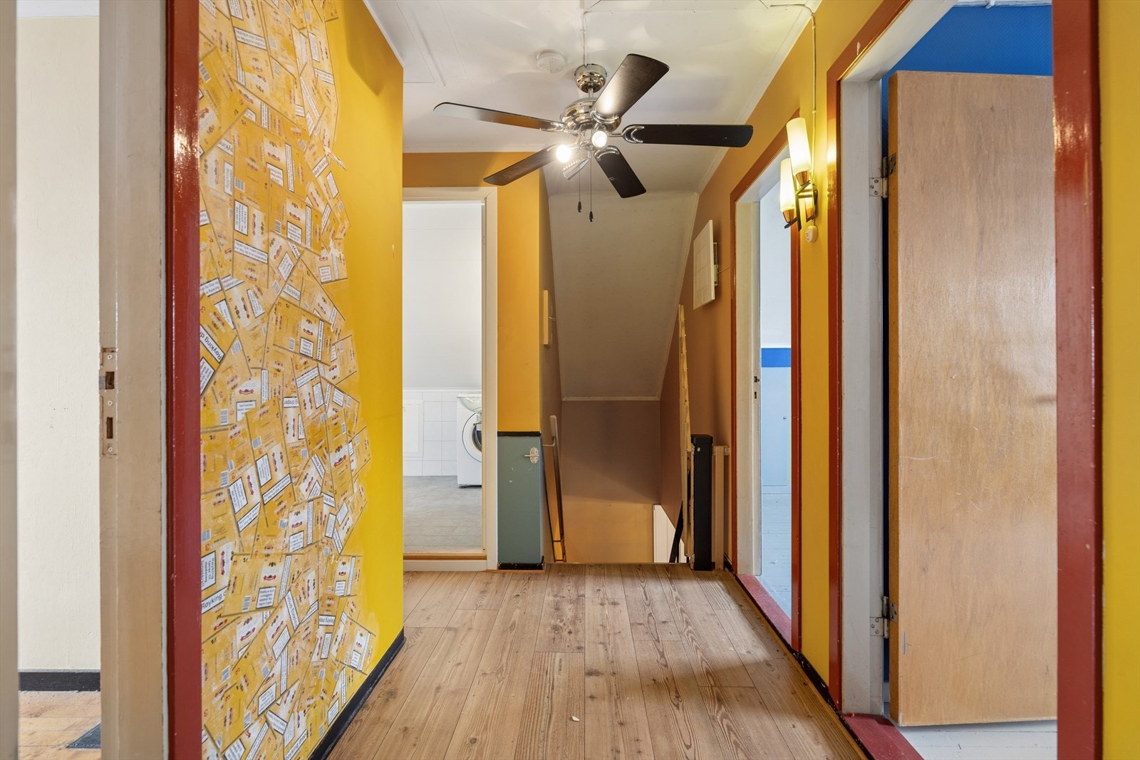 Loftsgang med tilkomst til tre soverom og et romslig bad. Galleribilde