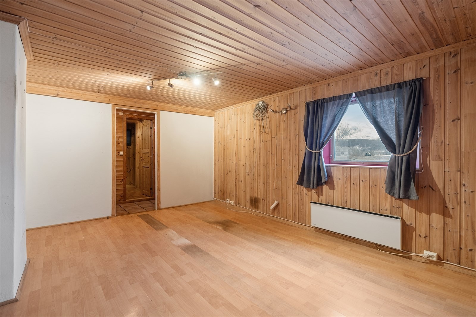 Dersom ny eier skulle ønske å benytte arealene til egen beboelse eller utleieformål må arelene omsøkes fra tilleggsareal til hovedareal. Det gis ingen garantier for at kommunen samtykker i dette. Galleribilde