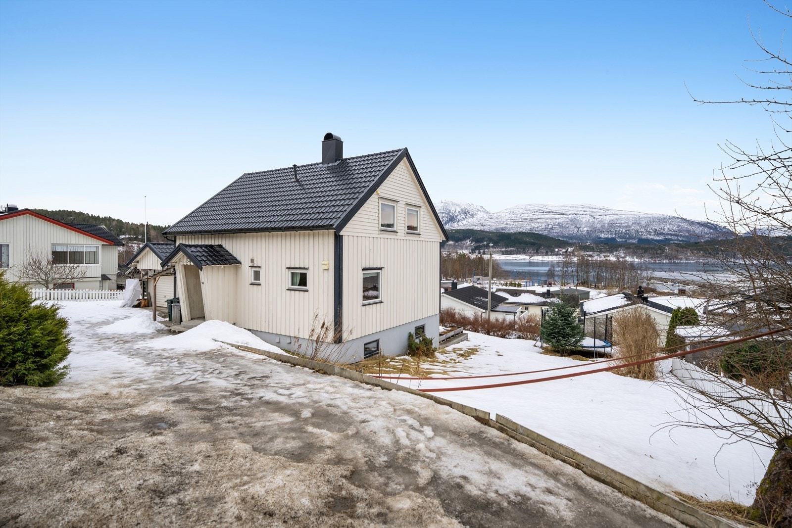 Velkommen til Hjelsetvegen 34 - sentralt beliggende med åpent landskap fremfor seg. Galleribilde