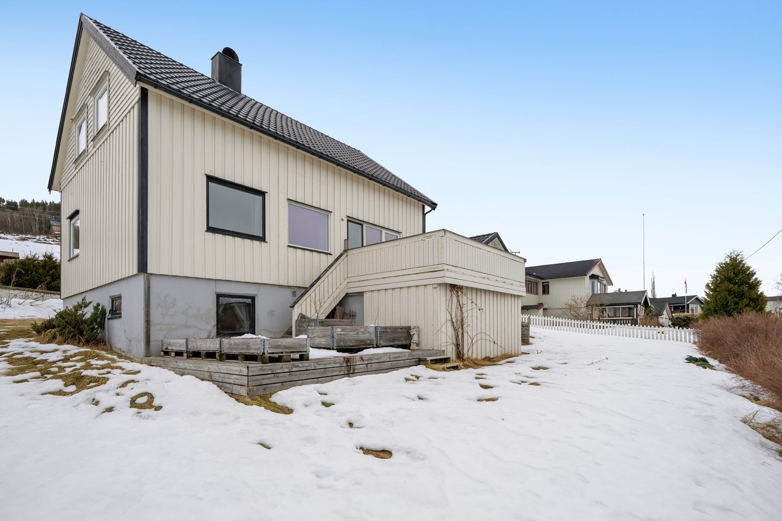 Solrike uteområder. Nedgang fra veranda til terrasse med pallekarmer. Galleribilde