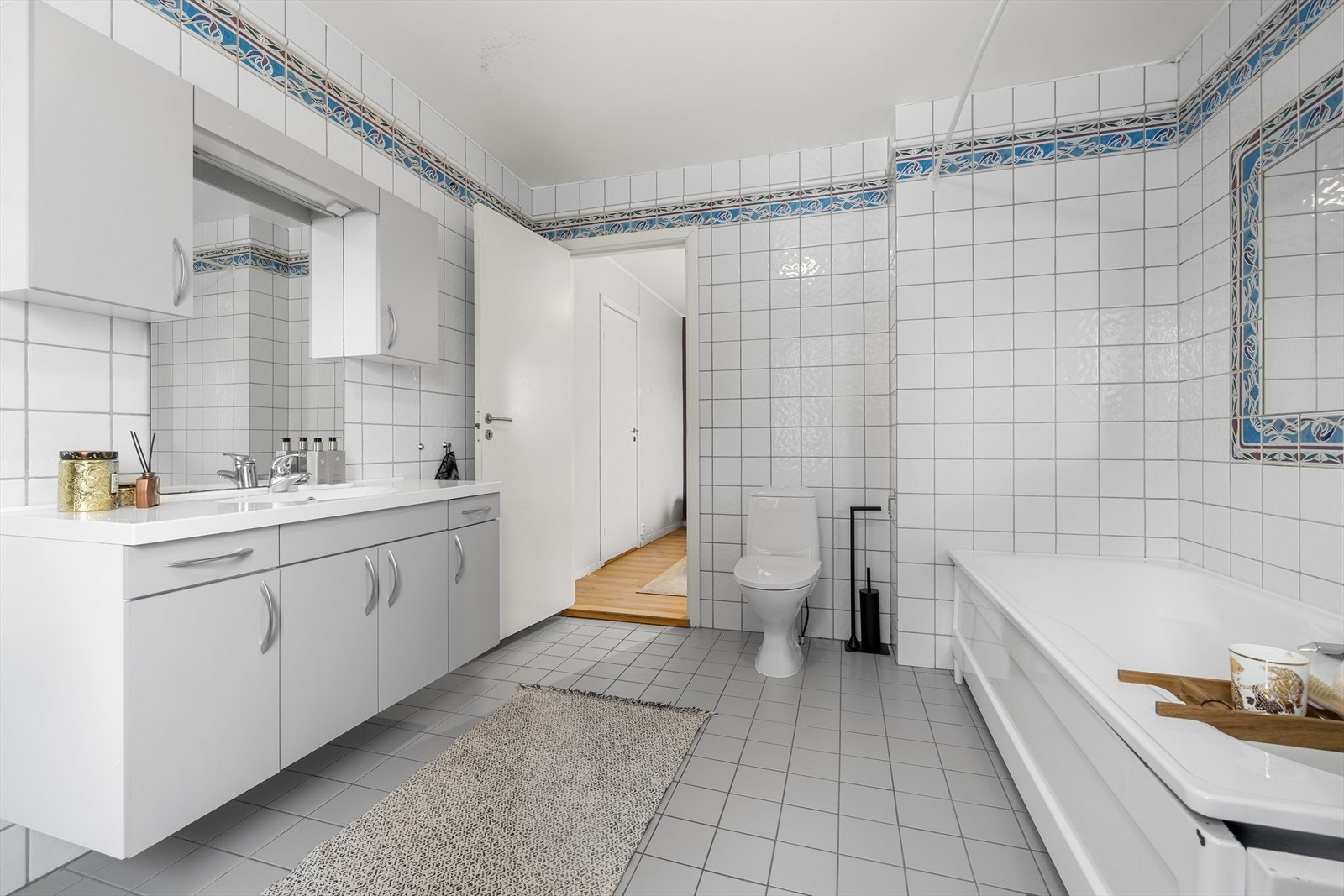 Rommet har badekar, servant med innredning, wc og opplegg for vaskemaskin og tørketrommel. Galleribilde