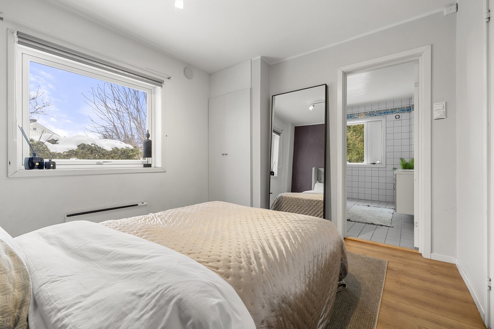 Fra dette rommet er det inngang til bad. Galleribilde