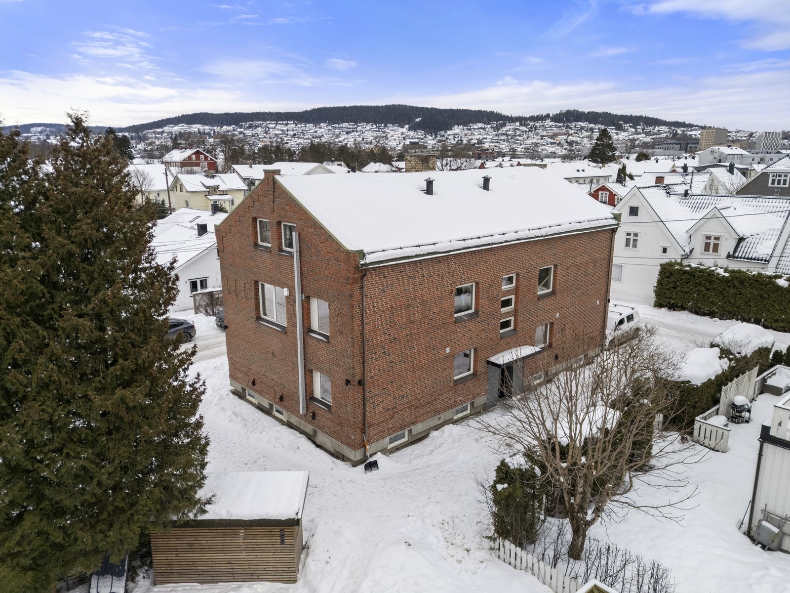 Eiendommen ligger i et attraktivt, barnevennlig og meget sentralt boligområde på Vigernes i Lillestrøm. Galleribilde