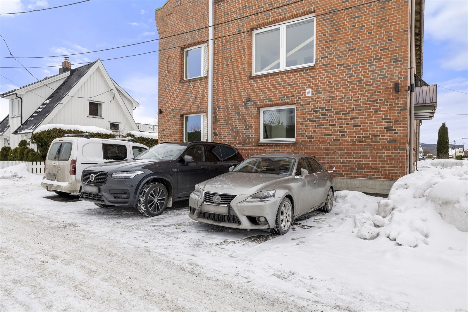 Med leiligheten følger det en parkeringsplass. Galleribilde