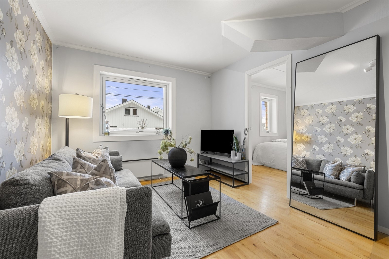 Stuen har plass til TV-/sofaløsning og tilhørende møblement. Galleribilde