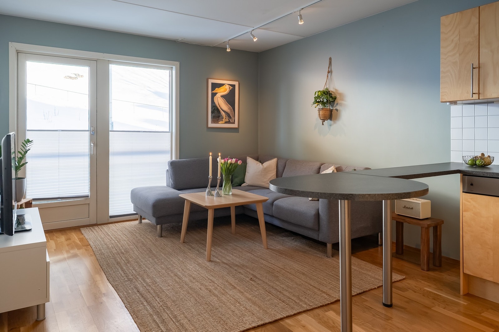 Lys og romslig stue med god plass til sofakrok og tv-løsning. Galleribilde