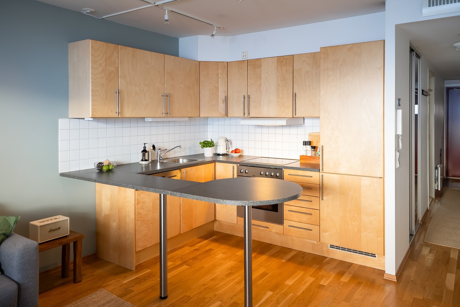 Integrerte hvitevarer som kjøleskap, fryser, oppvaskmaskin, komfyr og platetopp medfølger i handelen. Galleribilde