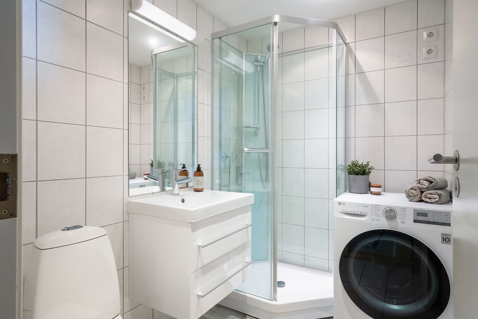 Badet er utstyrt med varmekabler i gulv og mekanisk avtrekk. Galleribilde