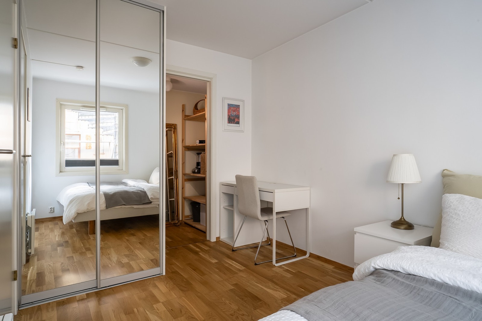 Romslig og lekker garderobeløsning av speil som gir en god romfølelse. Videre har man også tilgang på egen innvendig bod / walk-in garderobe. Galleribilde