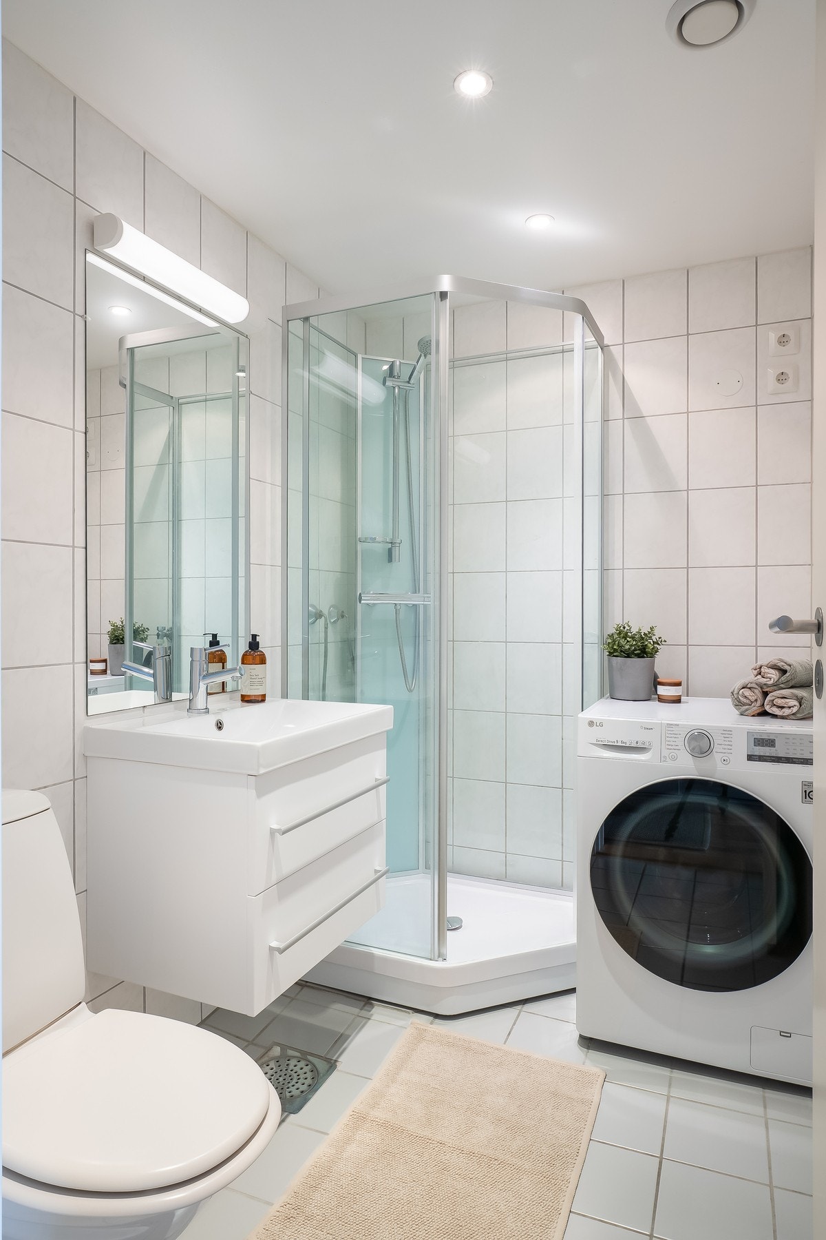 Baderommet er utstyrt med toalett, servantskap med servant, dusjkabinett og opplegg for vaskemaskin. Galleribilde