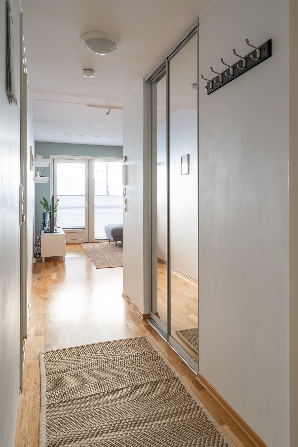 Fra inngangspartiet har man direkte adgang til leilighetens to soverom og bad. Galleribilde