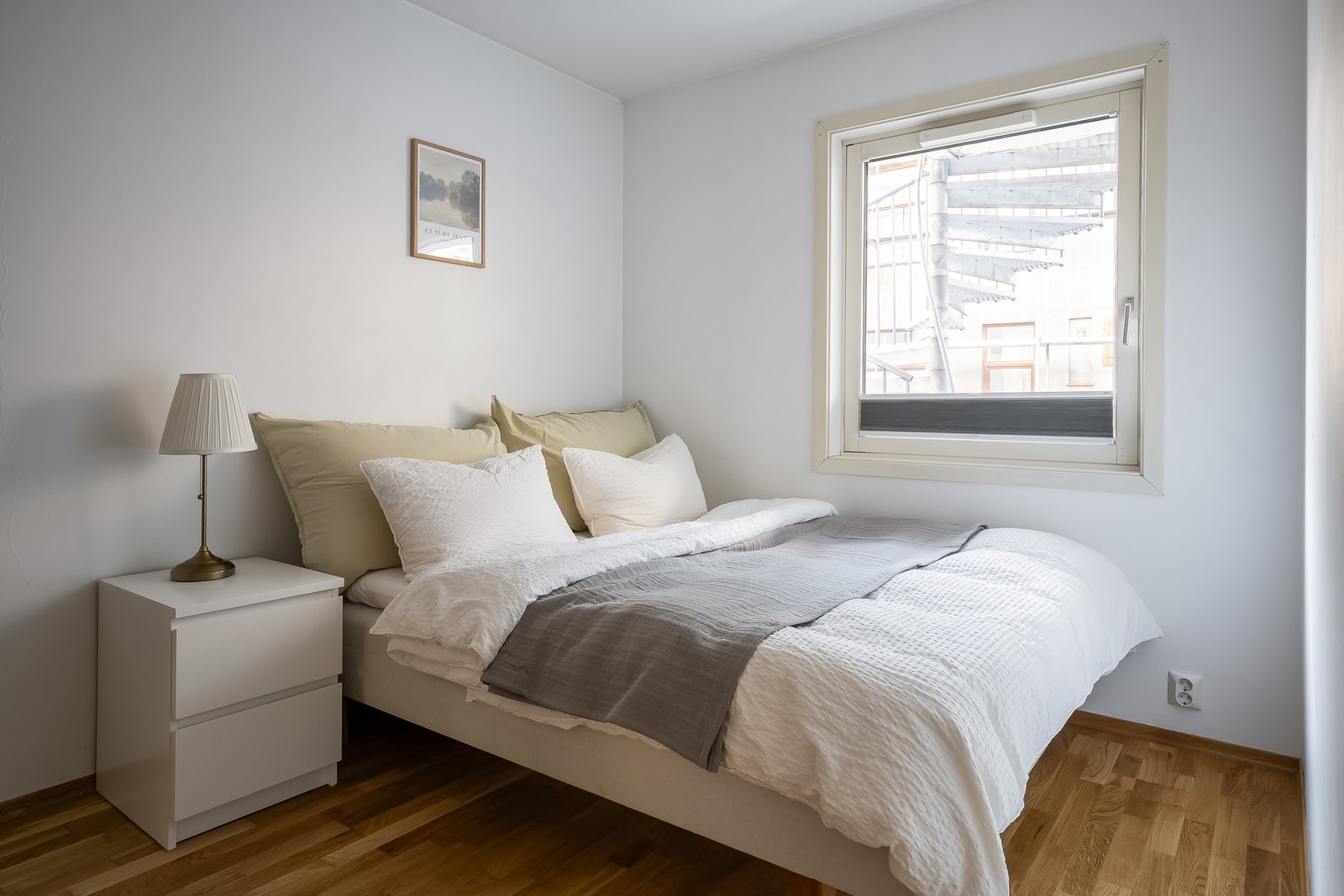 Hovedsoverom på 10 kvm med vindu ut mot rolige omgivelser. Galleribilde