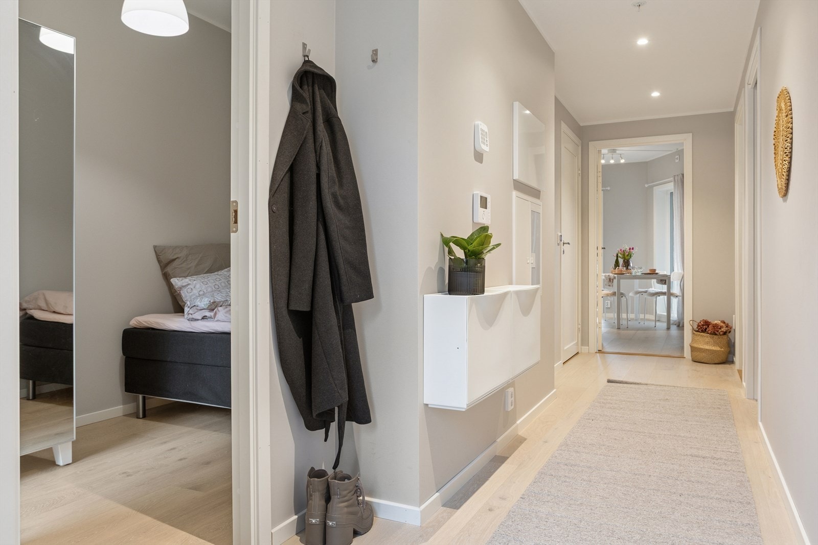 Spotter i himlingen sørger for et rent, moderne og gjennomført uttrykk, og gir en behagelig grunnbelysning som setter tonen for resten av boligen. Dette er et velkomstområde som både er funksjonelt i hverdagen og hyggelig for gjester å komme inn i. Galleribilde