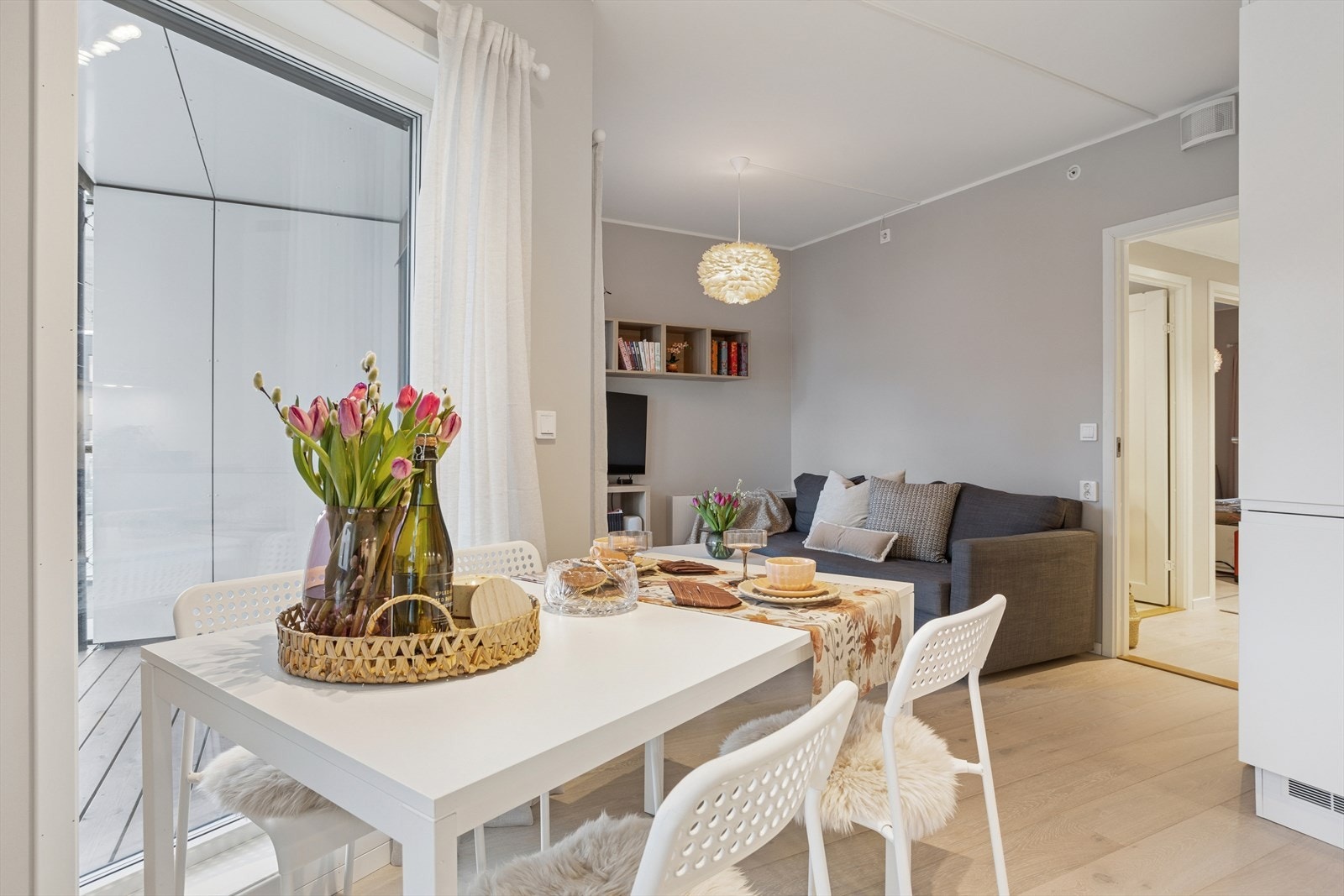 Den åpne løsningen mellom kjøkken og stue gjør at rommene flyter sømløst inn i hverandre og skaper en behagelig helhet. Galleribilde