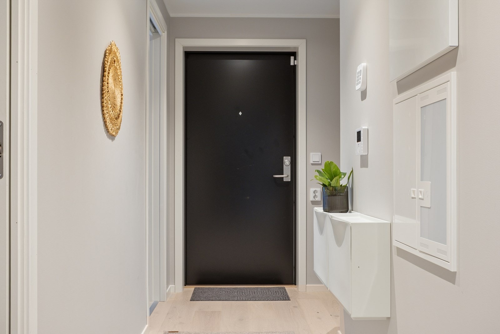 Når du trer inn i leiligheten, blir du møtt av en lys og innbydende entré som umiddelbart gir et positivt førsteinntrykk. Her er det god plass til å henge fra seg yttertøy og sette fra seg sko. Galleribilde