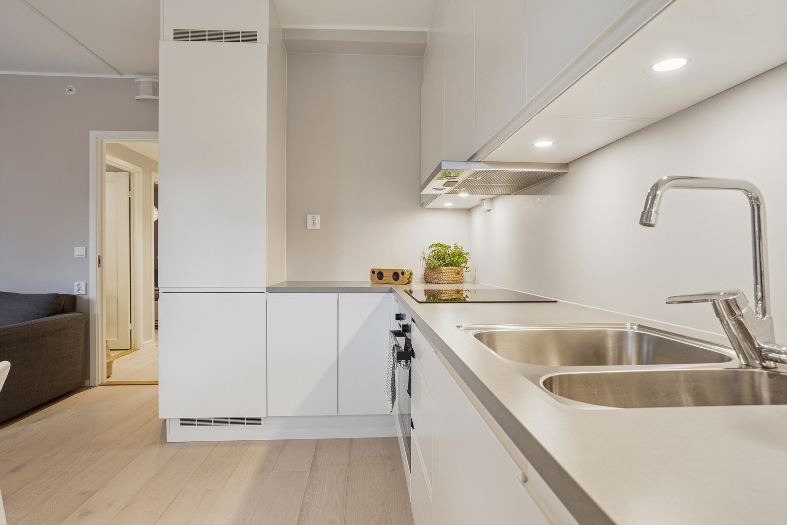 Kjøkkenet er fra byggeåret og har glatte fronter, laminert benkeplate med nedfelt stålvask og platetopp med ventilator. Det er godt med arbeids- og skapplass, og kjøkkenet er utrustet med hvitevarer som komfyr, oppvaskmaskin og kjøleskap/frys. Galleribilde