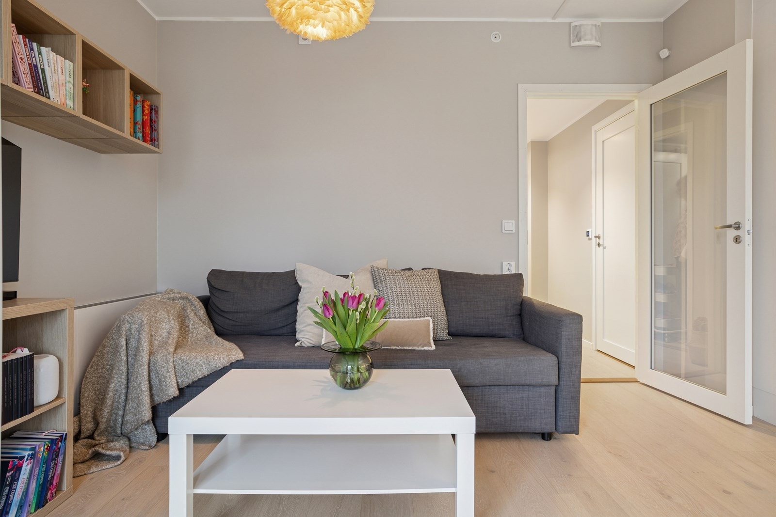 Stuen fremstår som et lyst og innbydende samlingspunkt i boligen, med plass til en romslig sofagruppe som inviterer til avslapning og hyggelige kvelder. Galleribilde