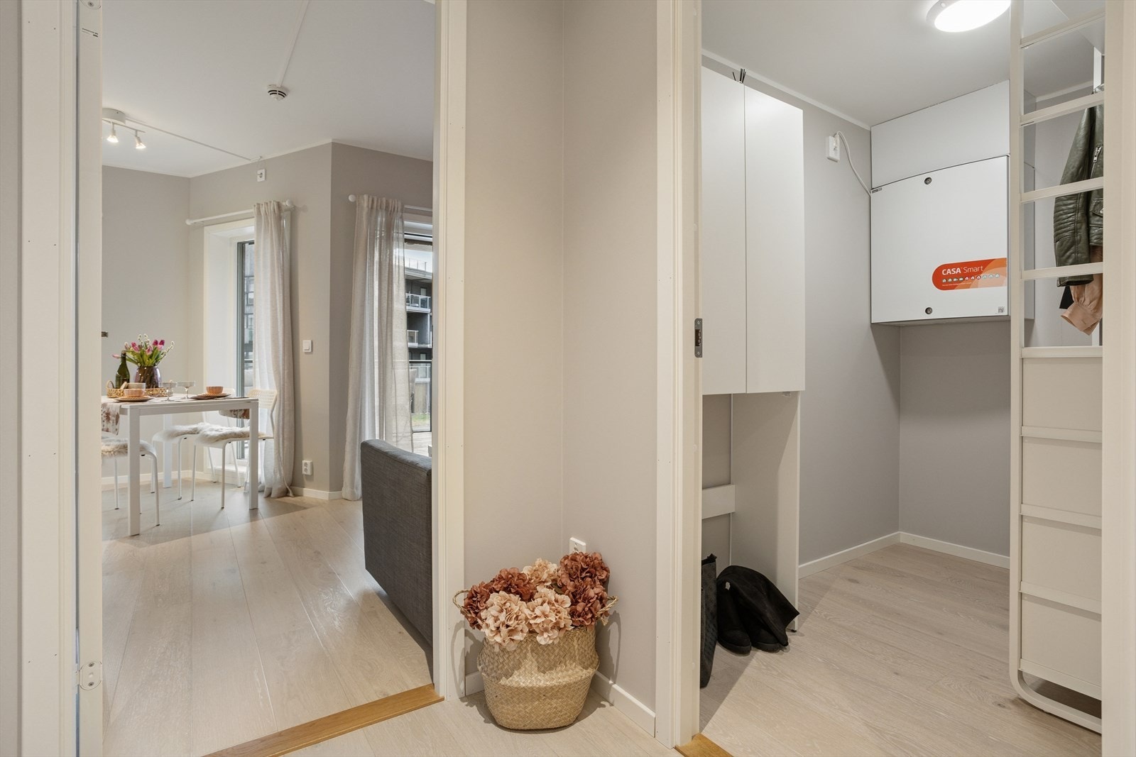 Fra entréen er det tilgang til en praktisk innvendig bod med god lagringsplass og ventilasjonsenheten. Videre inn åpner stue og kjøkken seg i en lys og trivelig åpen løsning. Galleribilde