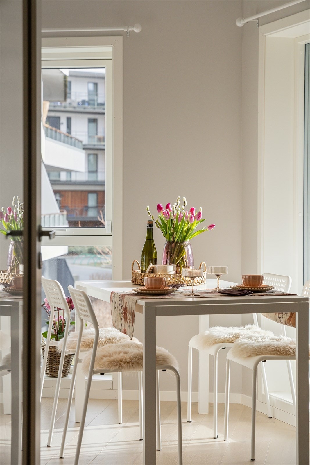 Spiseplassen er strategisk plassert ved de store vinduene, noe som gir en ekstra luftig og behagelig atmosfære rundt måltidene. Galleribilde