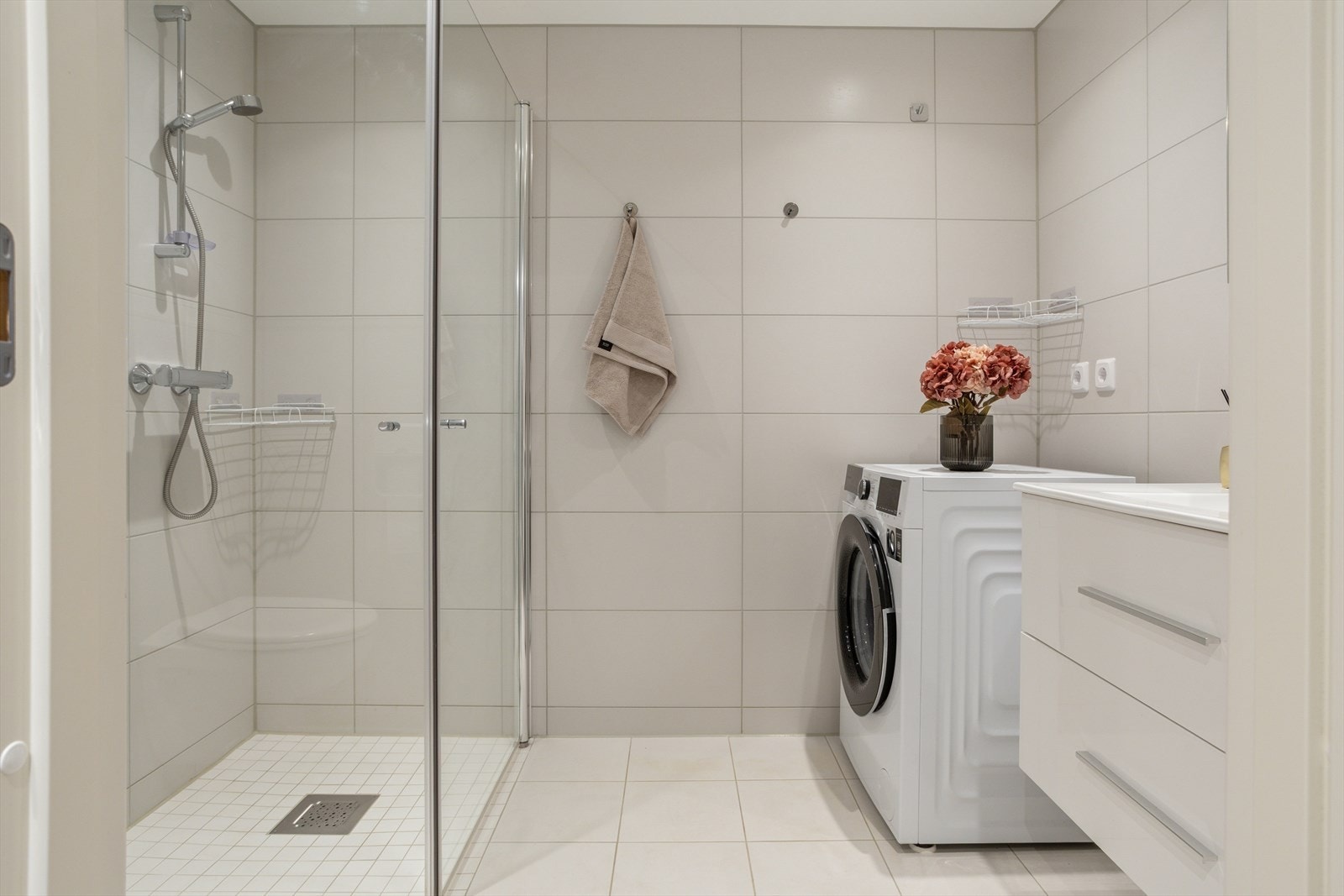 Innredningen består av nedfelt servant med praktisk underskap og speil med integrert belysning. Badet har også vegghengt toalett, dusjhjørne med sluk og opplegg for vaskemaskin. Galleribilde