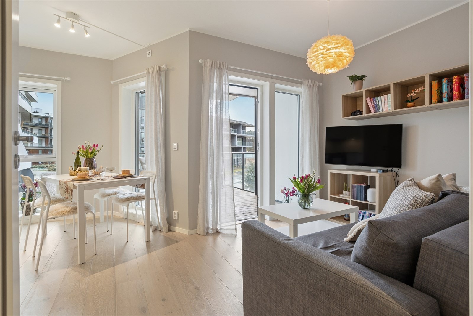 Fra stue og kjøkken har du direkte utgang til en overbygget balkong på ca. 10 kvm. Galleribilde