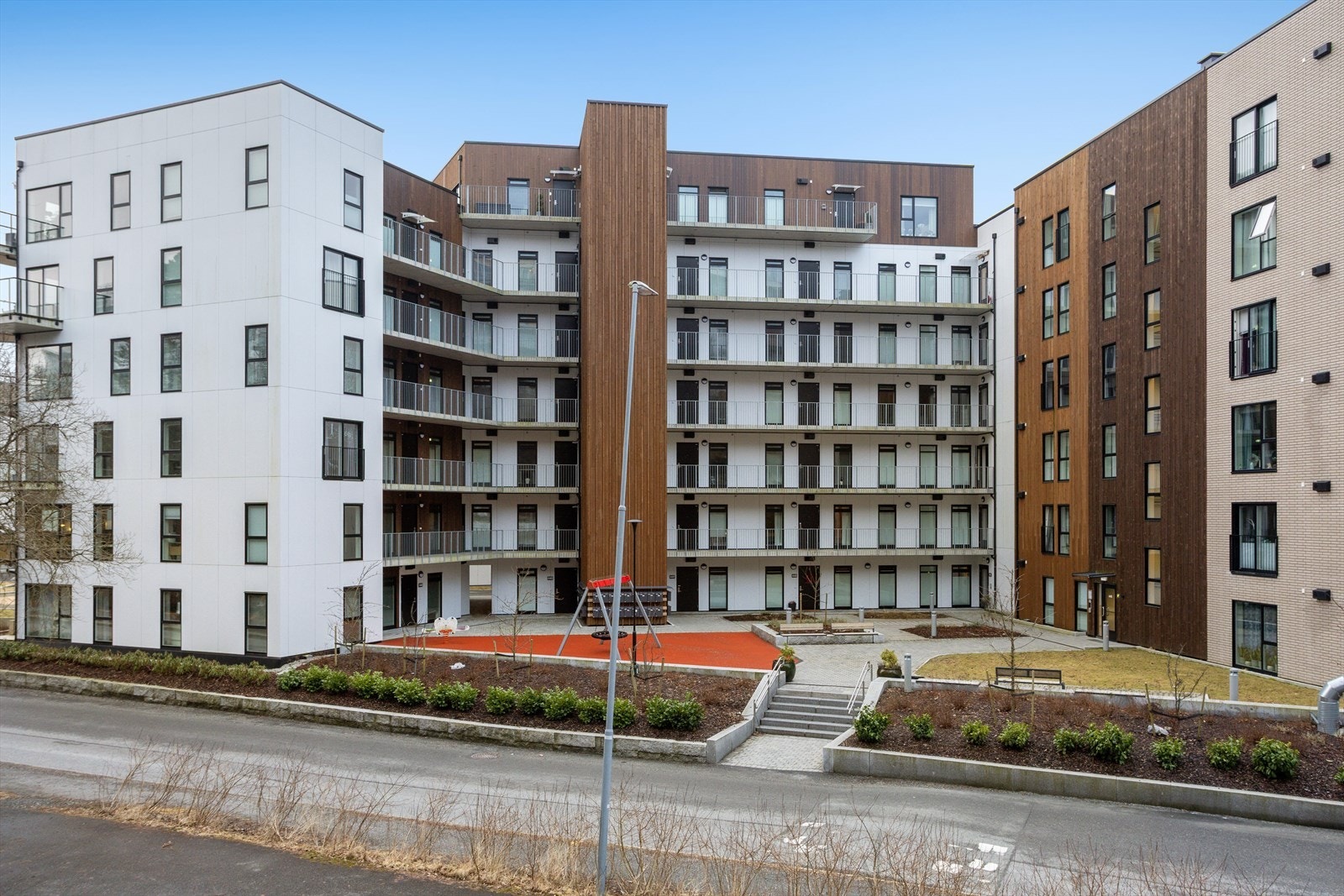 Her får du en moderne og gjennomført bolig i et rolig område, samtidig som du har kort gangavstand til et bredt utvalg av servicetilbud. Et komfortabelt og lettstelt hjem for deg som ønsker nærhet til alt du trenger i hverdagen. Galleribilde