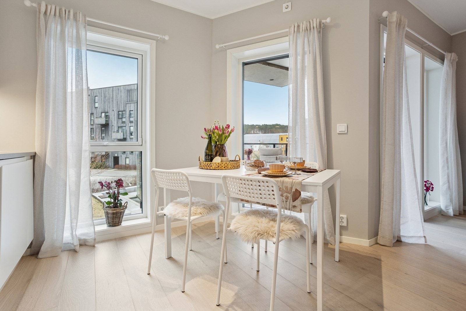 Her får du en lys og trivelig sone som binder stue og kjøkken elegant sammen - perfekt for både daglig bruk og hyggelige sammenkomster. Galleribilde