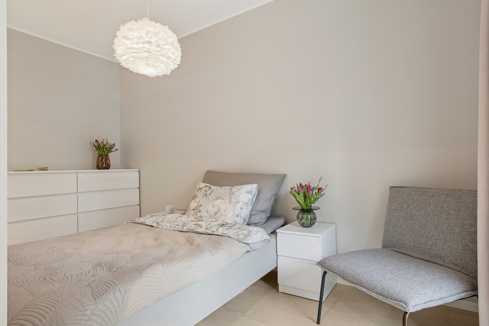 Her er det god plass til både dobbelseng, kommode og annen ønsket møblering. Galleribilde