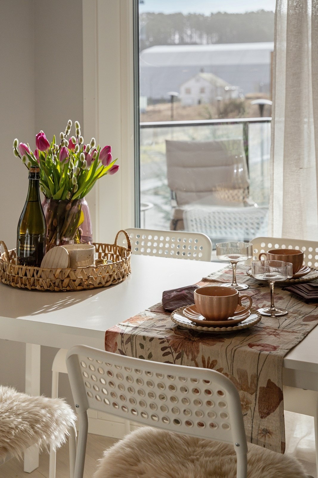 Her kan du nyte både morgenkaffen og gode middager med et naturlig lysinnslipp som skaper en varm og inviterende stemning gjennom hele dagen. Galleribilde